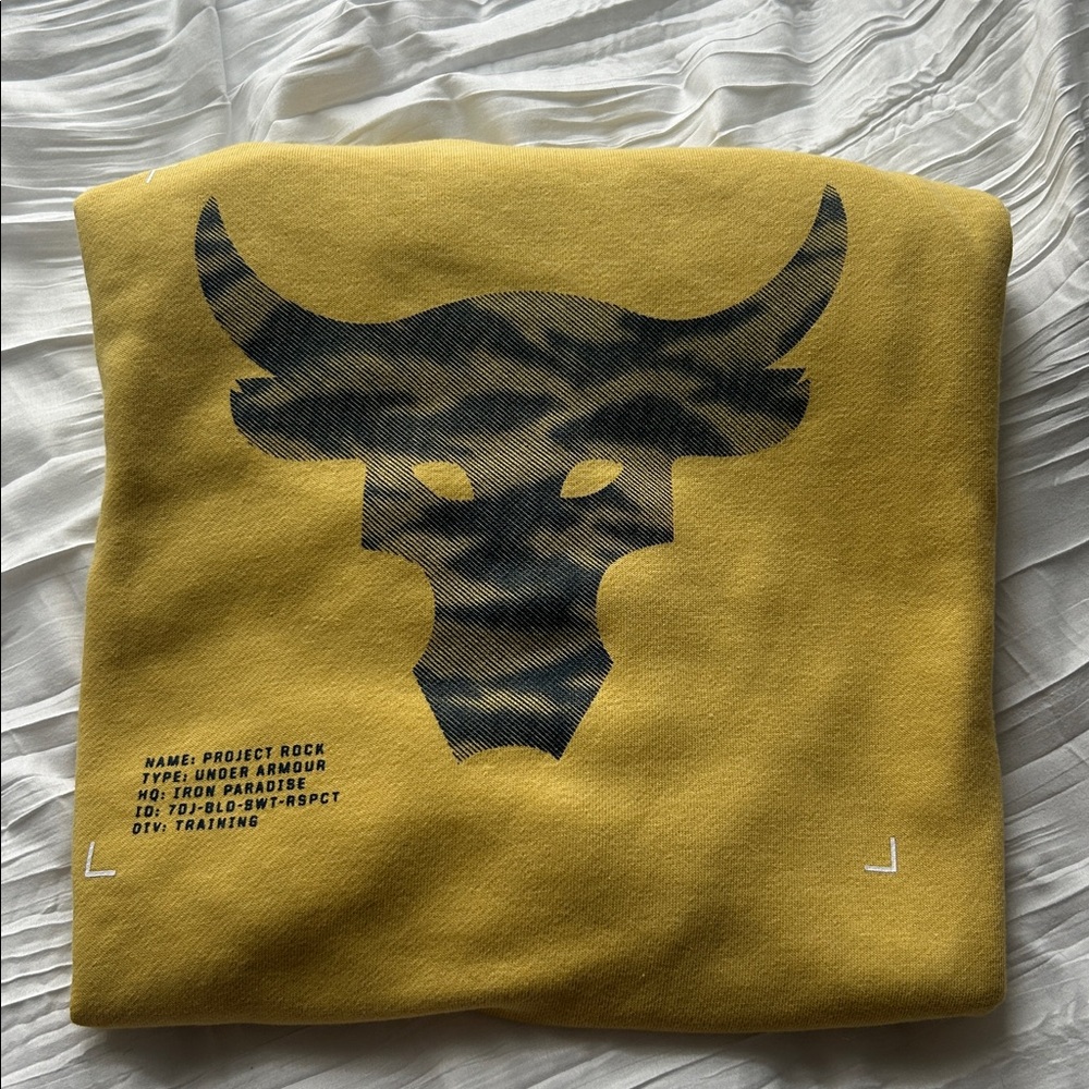 Under Armour men's M Mustard yellow Hoodie short sleeve with Bull Design